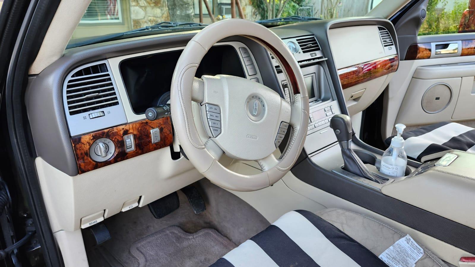 Lincoln Navigator, Driver Side