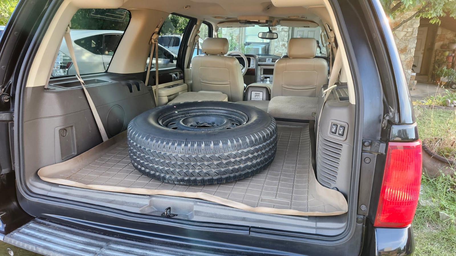 Lincoln Navigator, Trunk Space