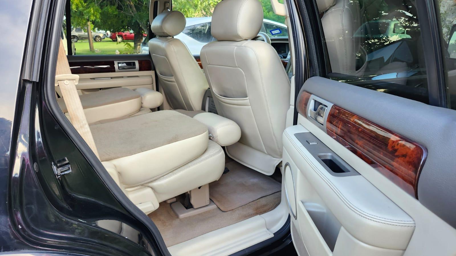 Lincoln Navigator, 2nd Row